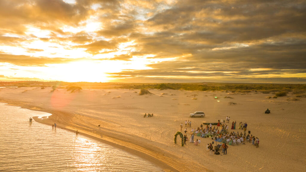 cerimonia de casamento na praia ao por do sol