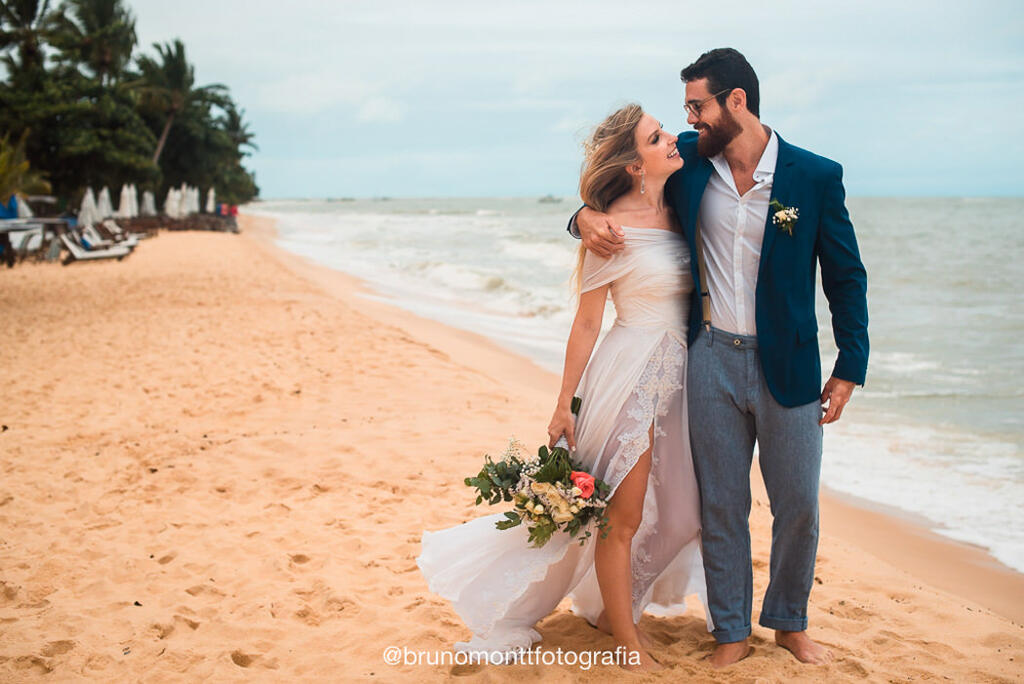 casal de noivos andando na praia em trancoso