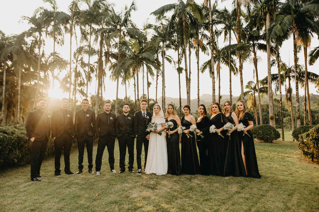 padrinhos e madrinhas de preto no campo