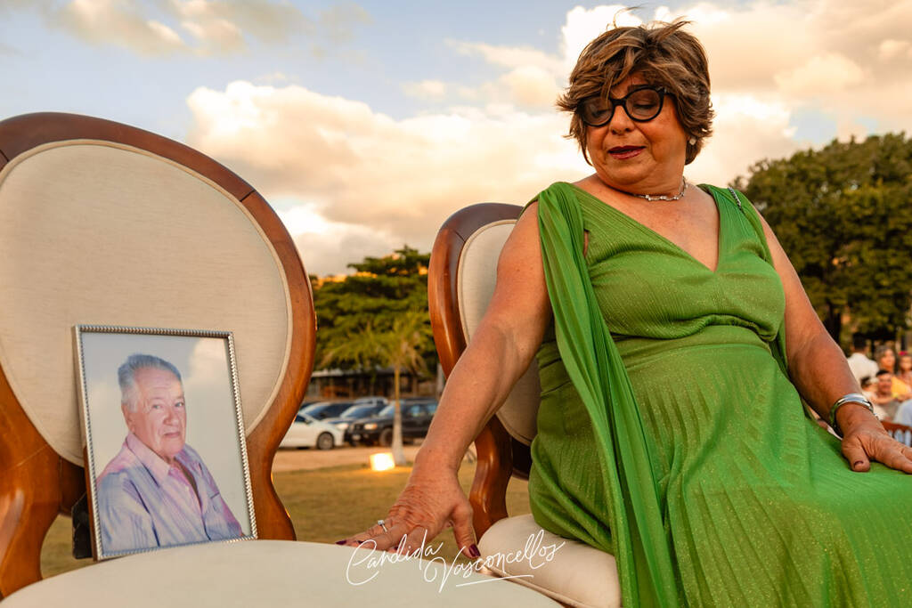 mulher olhando para retrato em cima da cadeira