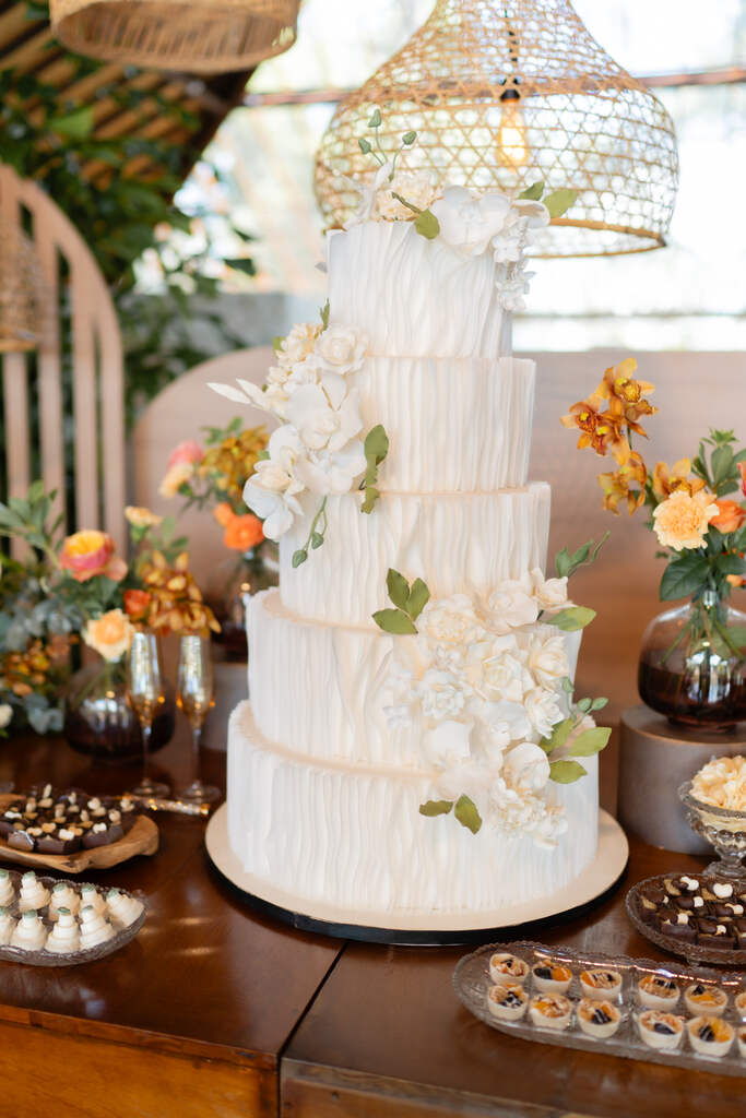 bolo de casamento branco com flores