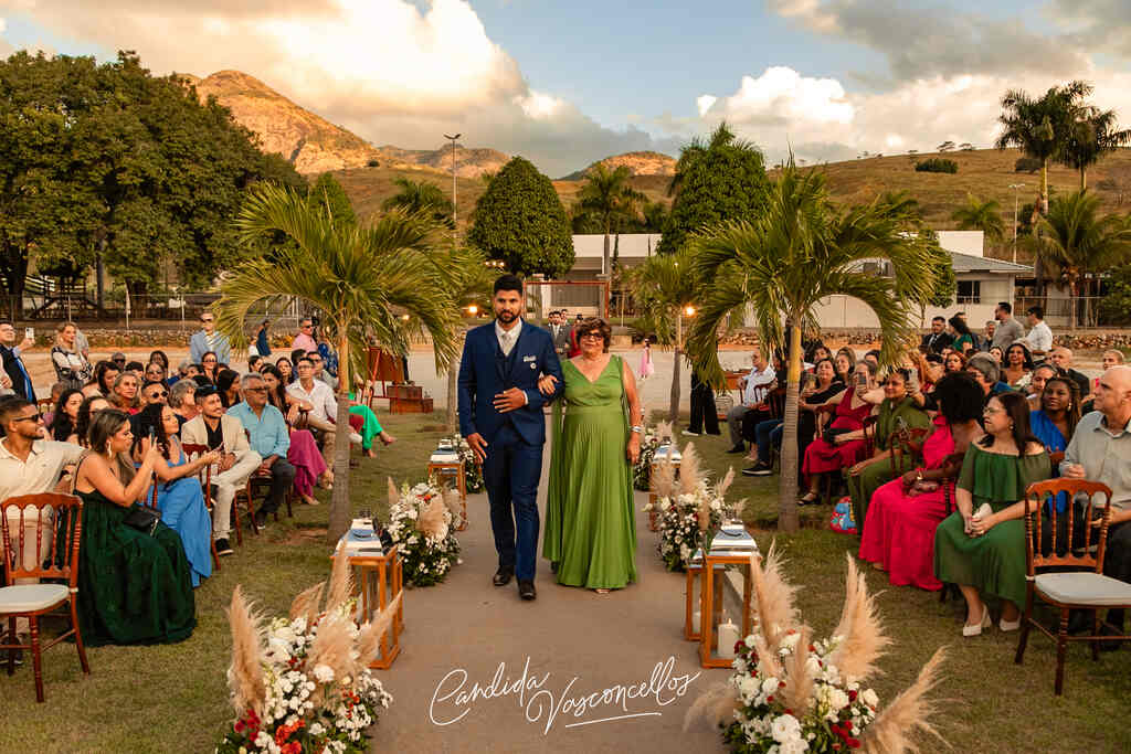 entrada do noivo com a mãe com vestido verde