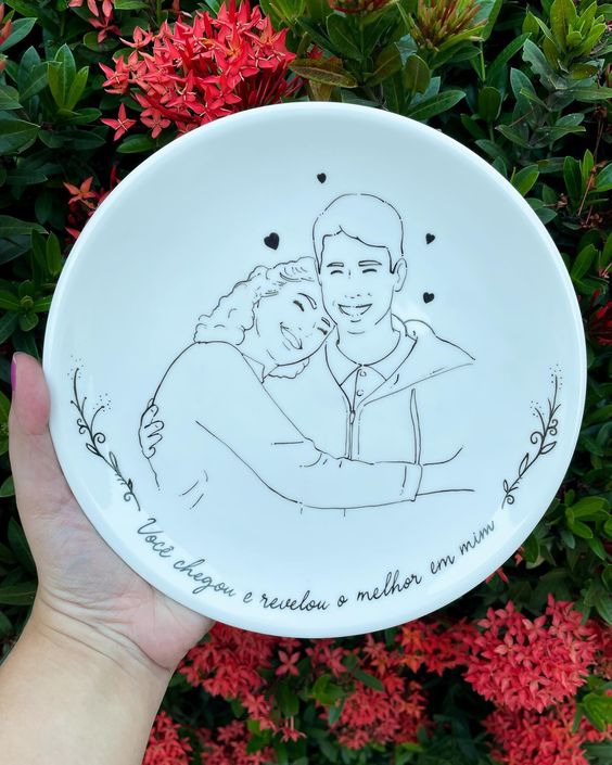 Prato cerâmica desenhada com foto de casal