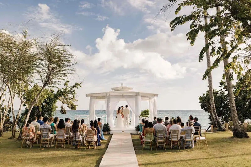cerimônia de casamento com vista para o mar