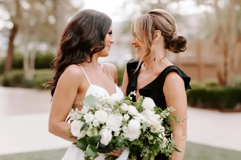 troca de olhares entre noiva e sogra de forma afetuosa