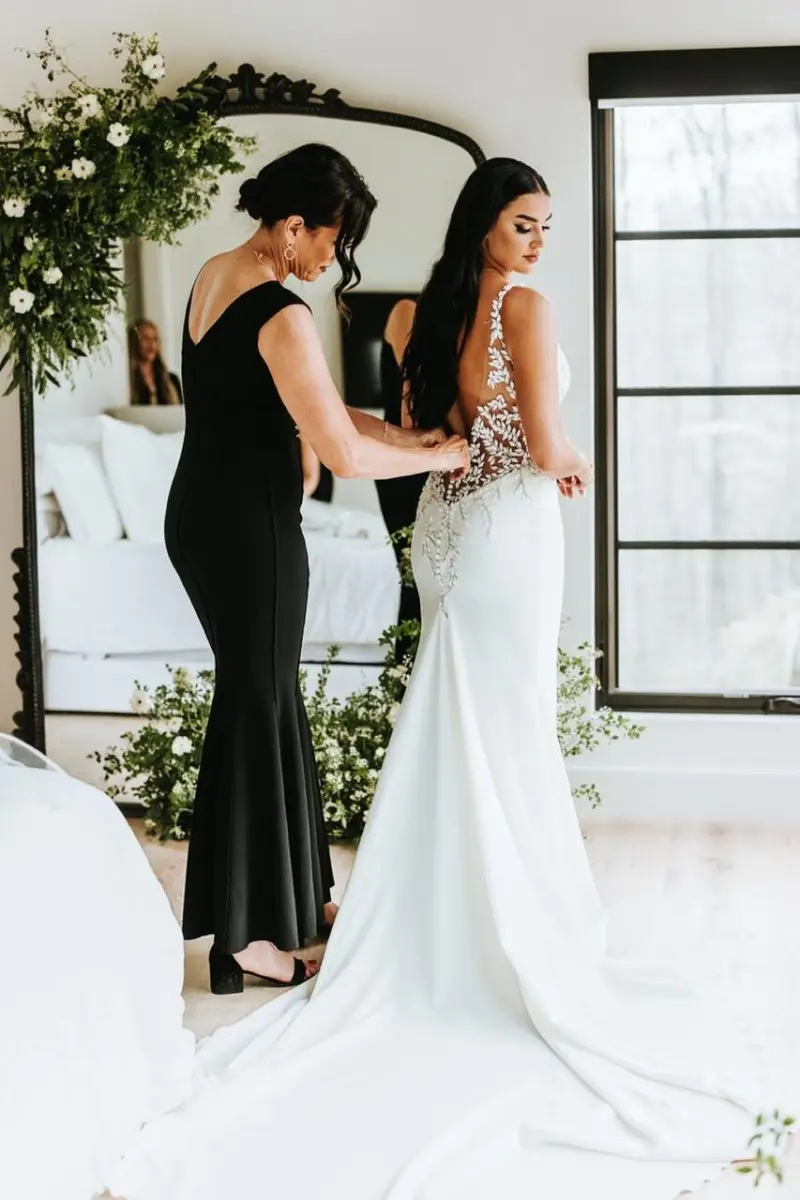 dia da noiva com mãe ajeitando os vestido da filha