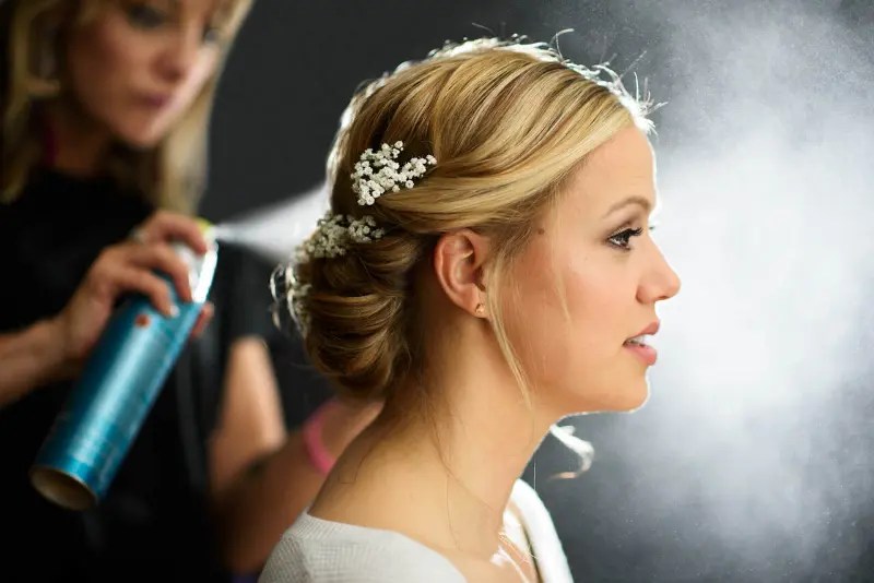 dia da noiva finalizando o penteado