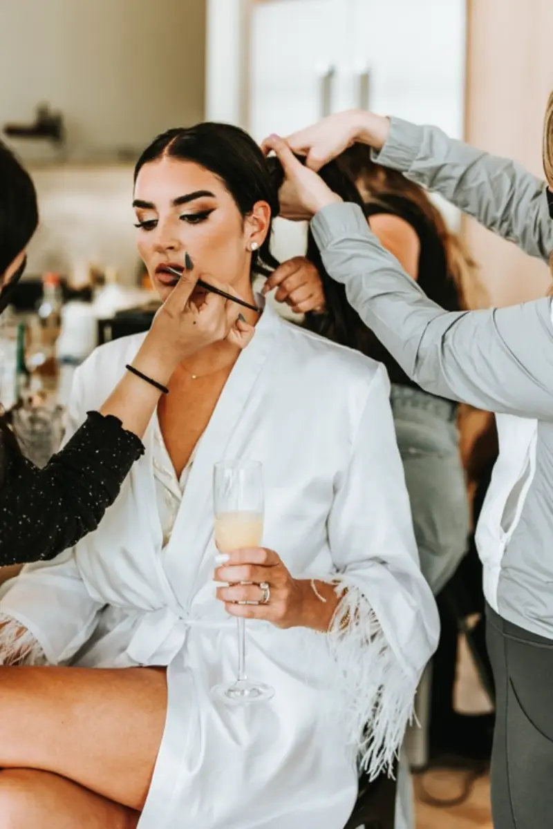 dia da noiva preparando a maquiagem