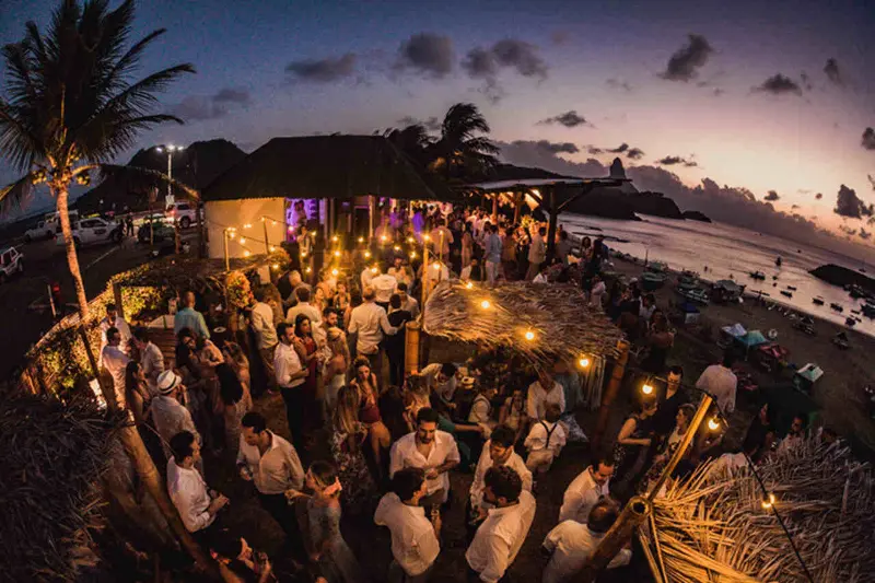 festa de casamento na praia ao anoitecer