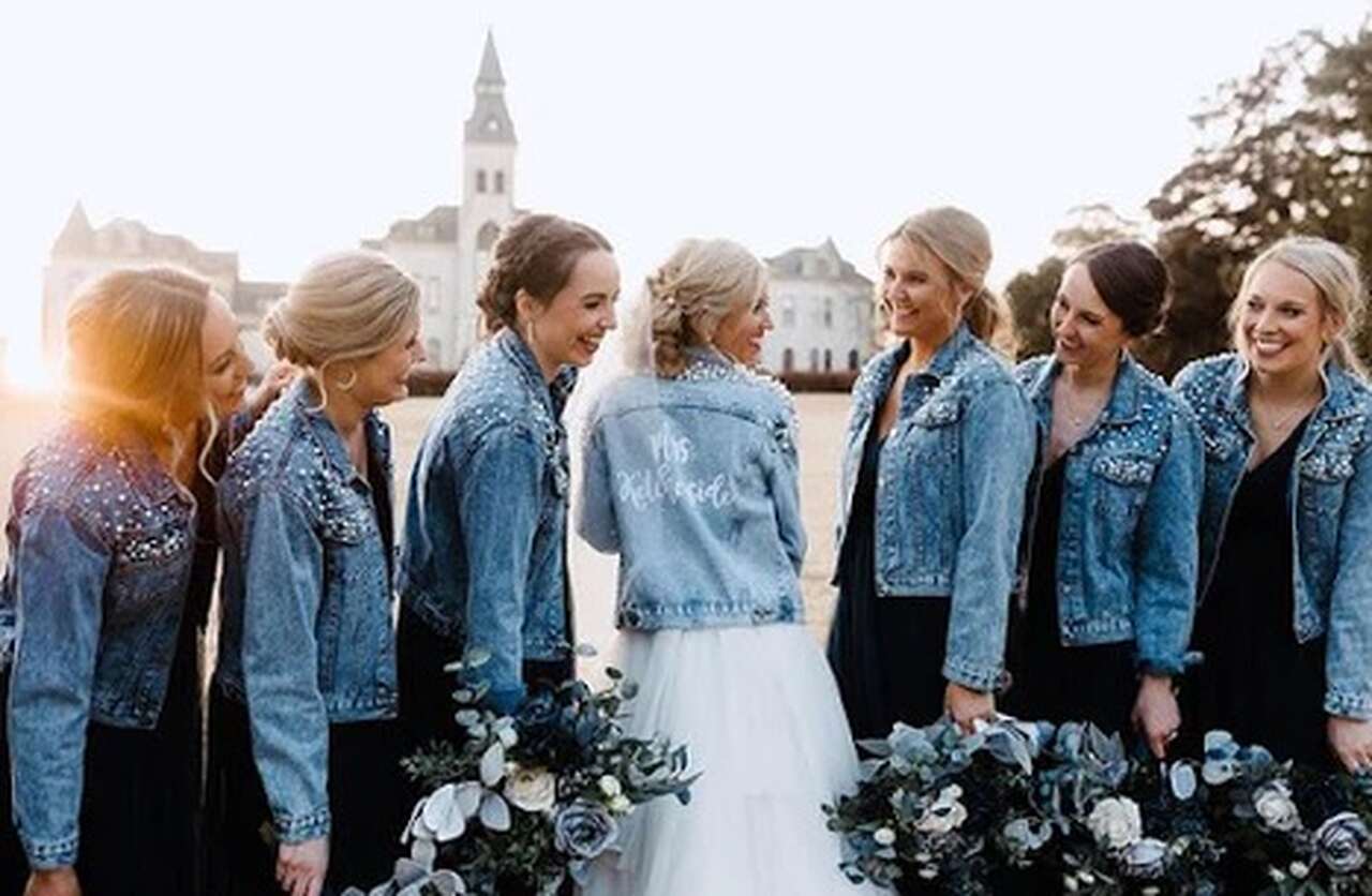 madrinhas de casamento com jaqueta jeans segurando o buquê