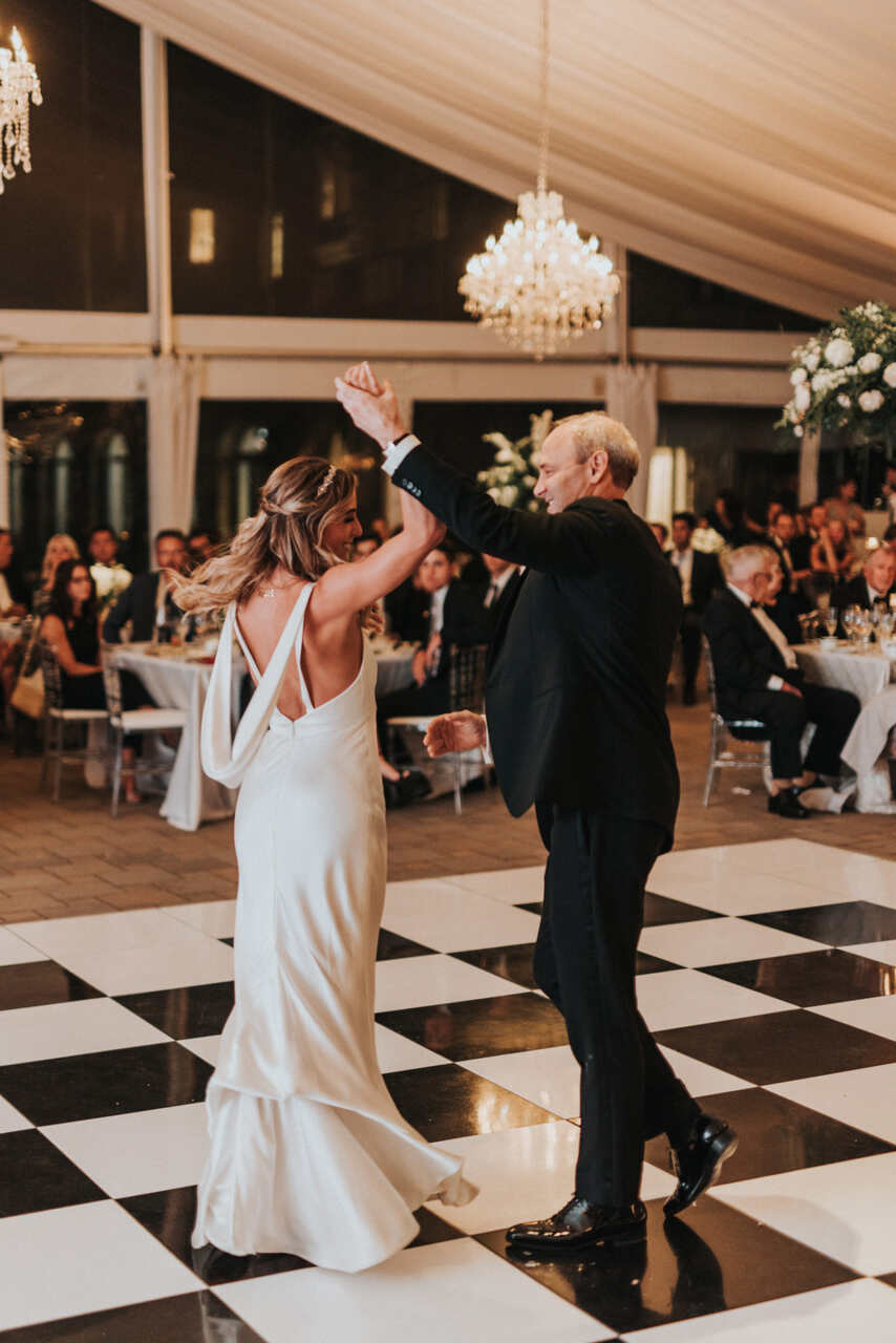 Noiva dança com o pai na festa de casamento