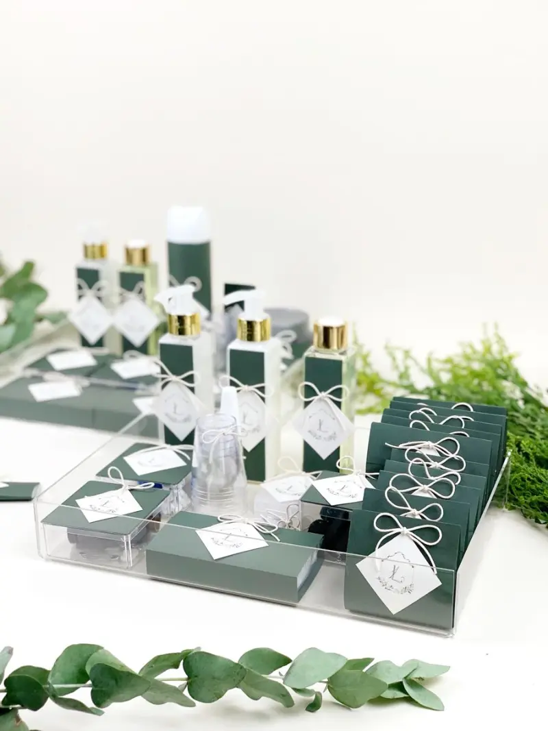 kit toalete verde e branco com tags