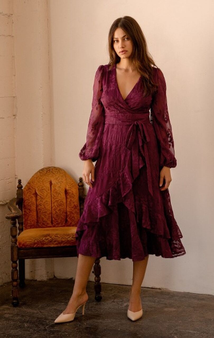 vestido midi vinho marsala rendado com camadas e manga longa