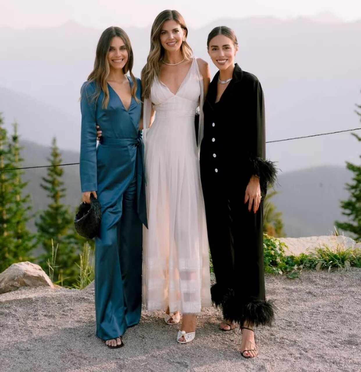 madrinha de macacão verde e madrinha com vestido preto em casamento no inverno