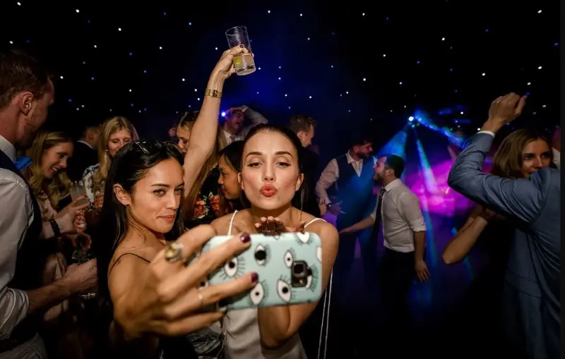 madrinhas de casamento posando para selfie em festa