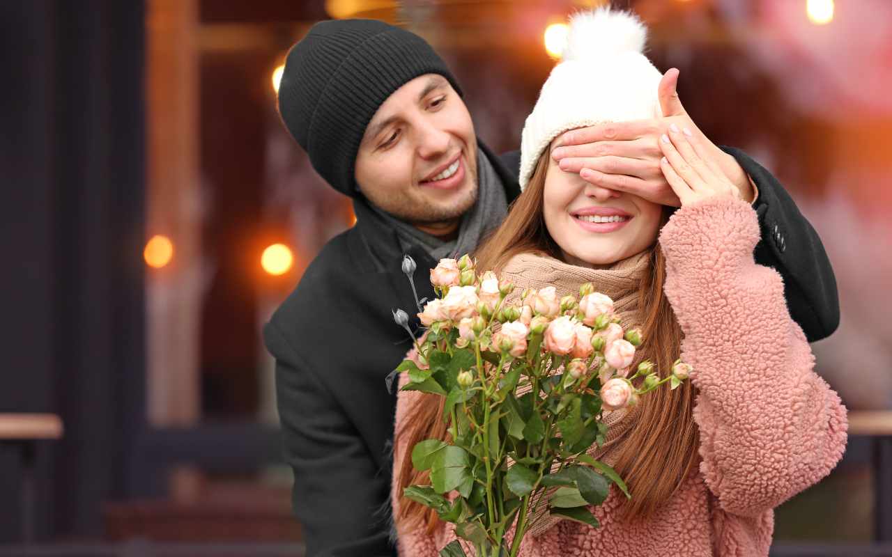 esposa dando buquê de flores de presente de aniversário de casamento 