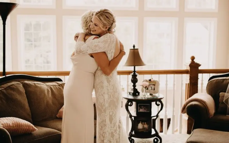 noiva abraçando sogra em making of