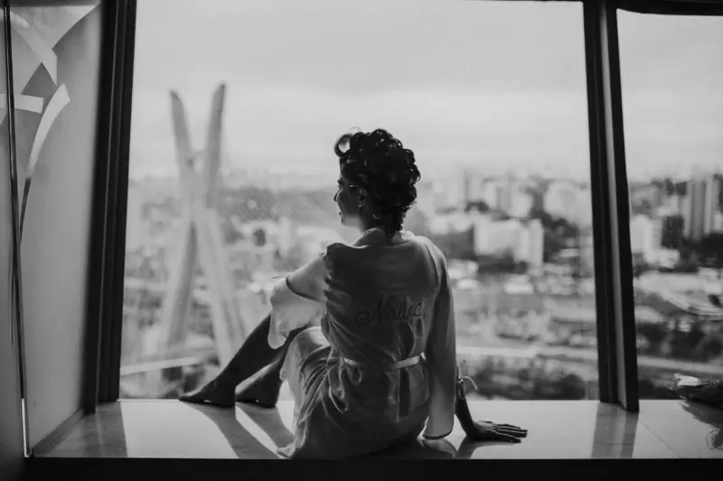 noiva apreciando a paisagem da cidade de São Paulo