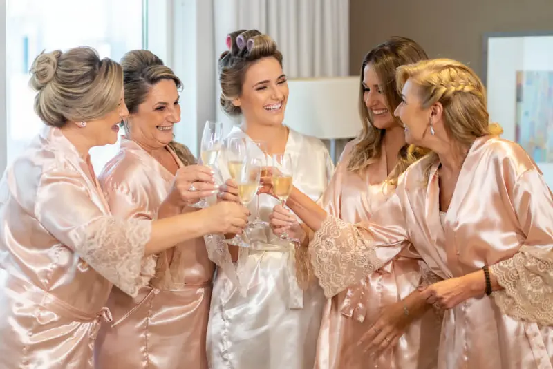 noiva com mãe e madrinhas brindando