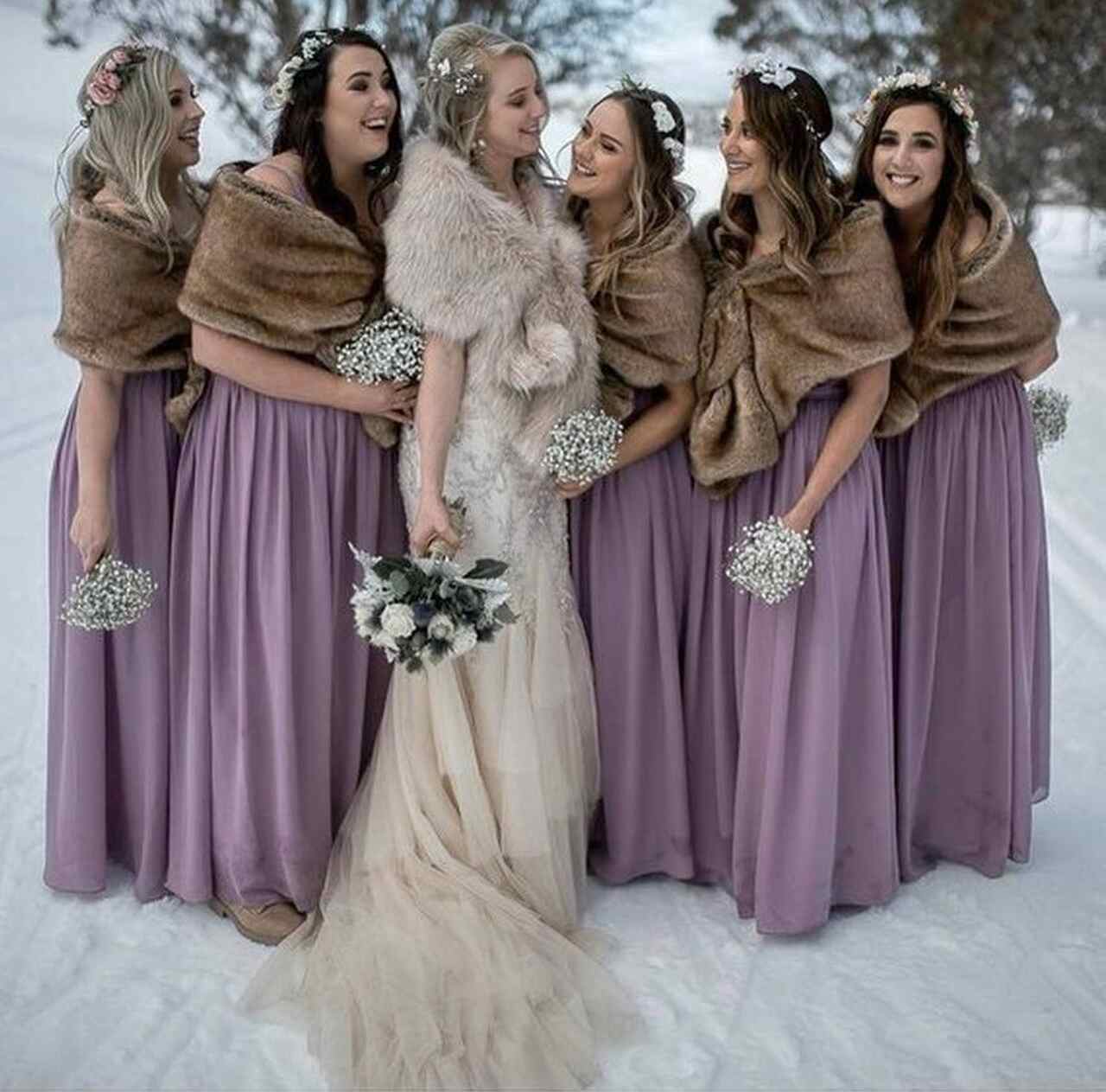 casamento na neve madrinhas com vestido rosa e estola marrom