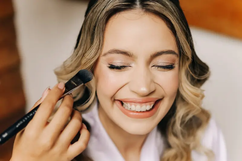 noiva sendo maquiada no dia da noiva