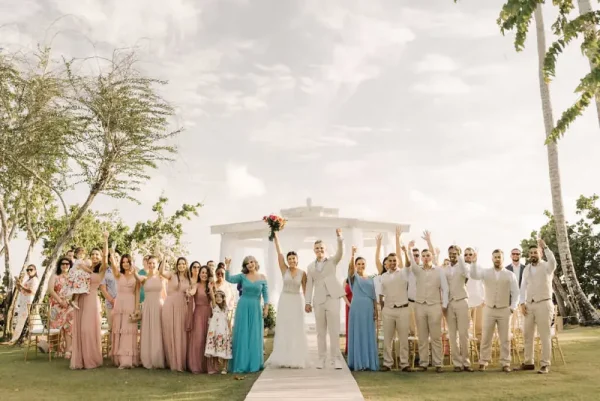 capa post: noivos ao lado de madrinhas e padrinhos em Punta Cana