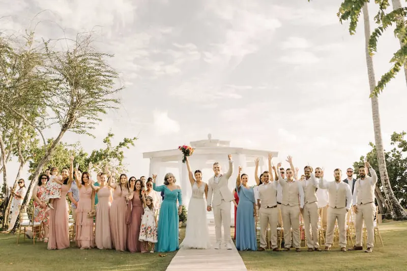 noivos ao lado de madrinhas e padrinhos em Punta Cana