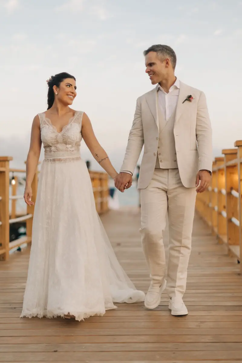 noivos caminhando em píer em Punta Cana