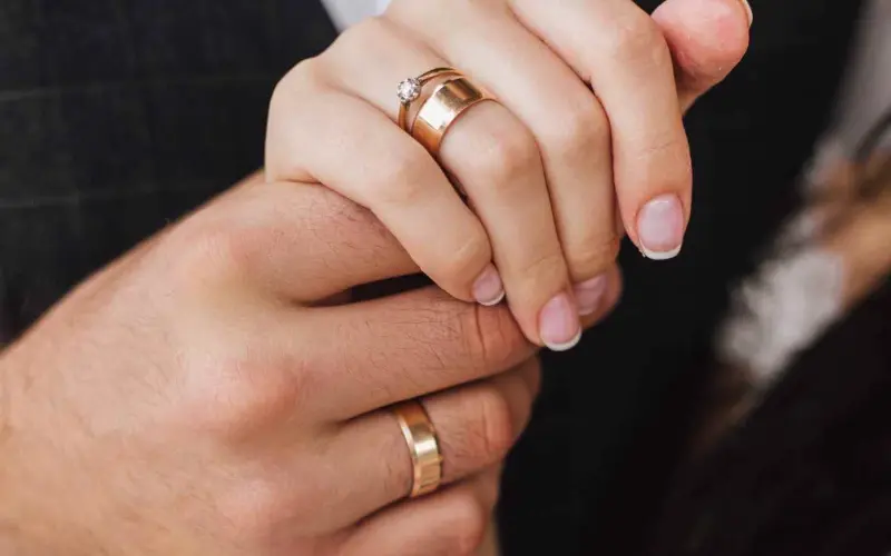 noivos com alianças de casamento grossa