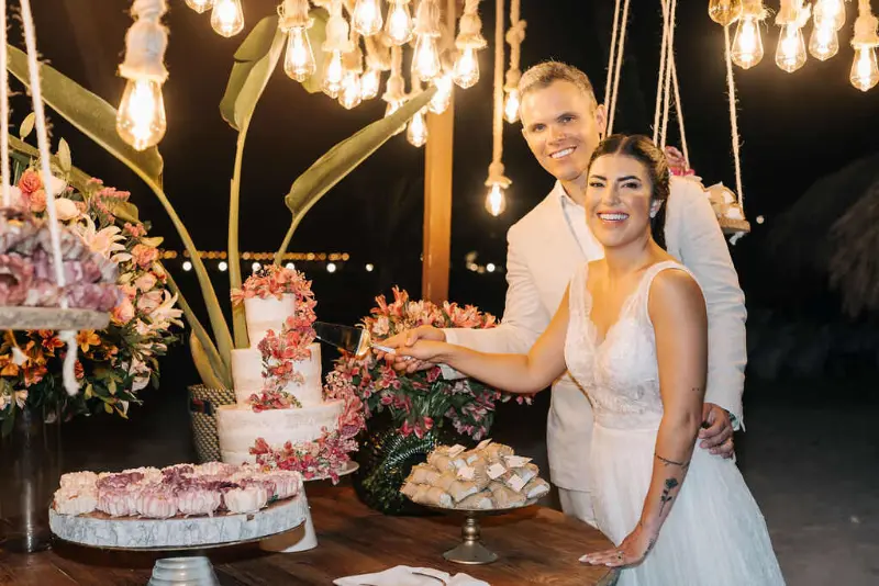 noivos cortando o bolo de casamento