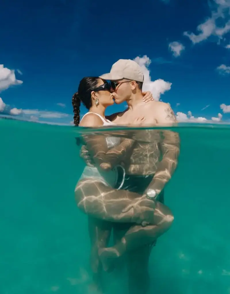 noivos se beijando no mar de Punta Cana