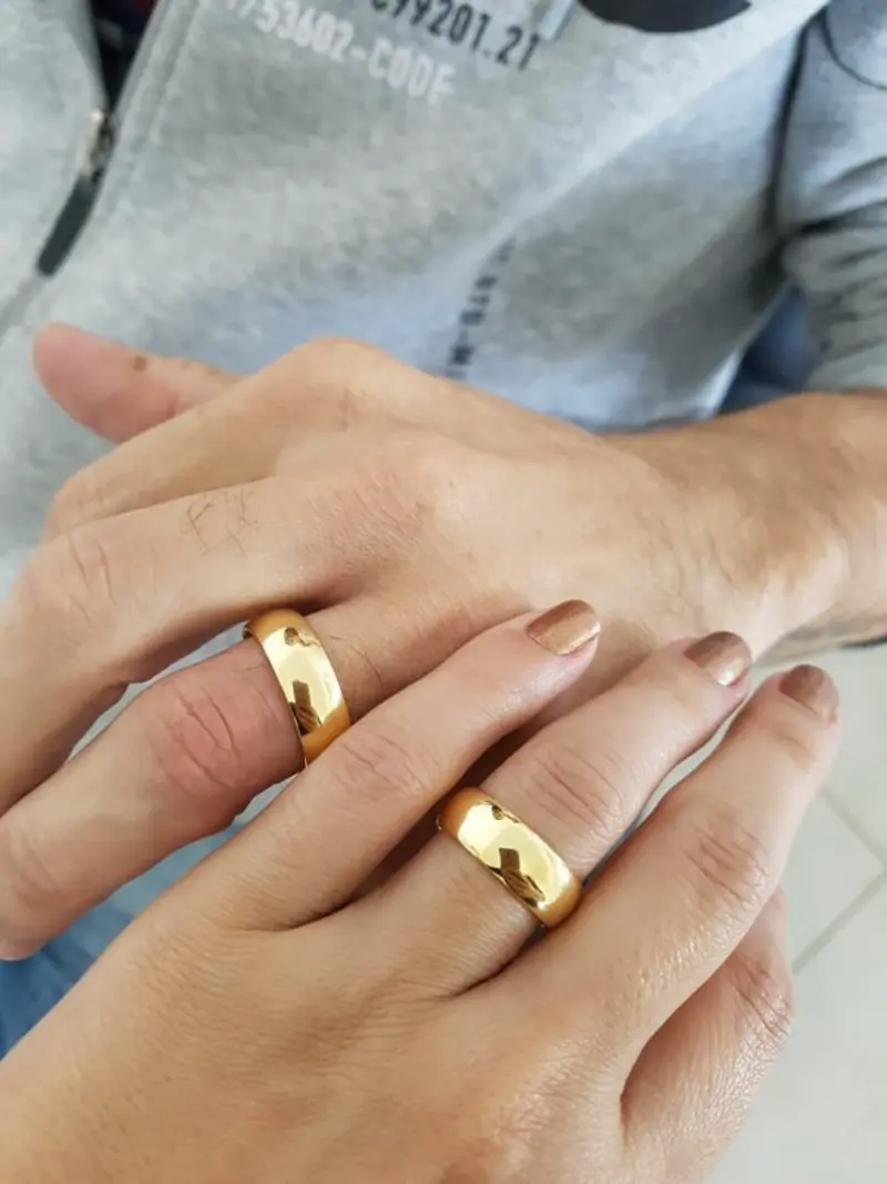par de alianças de casamento grossa