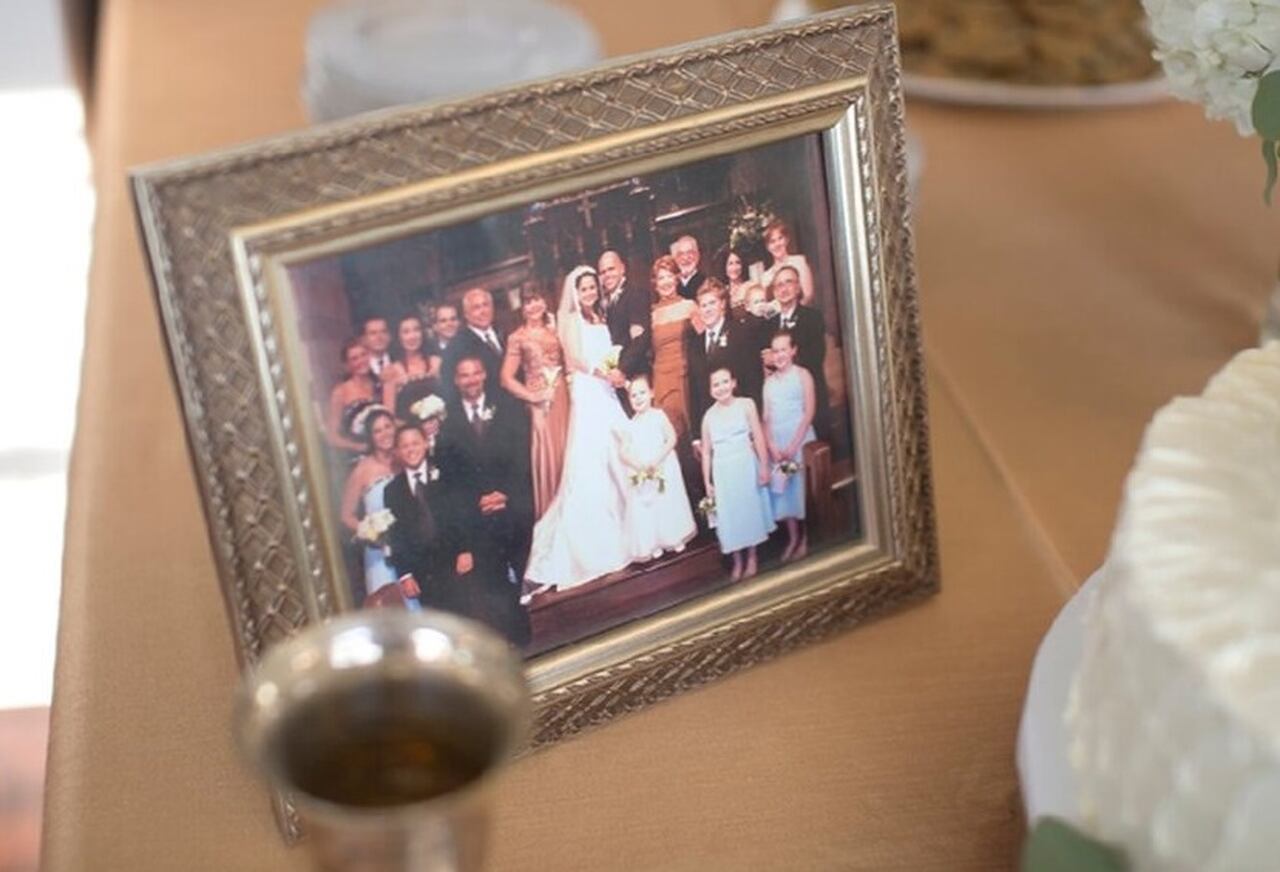 porta-retrato com foto de noivos nas bodas de estanho