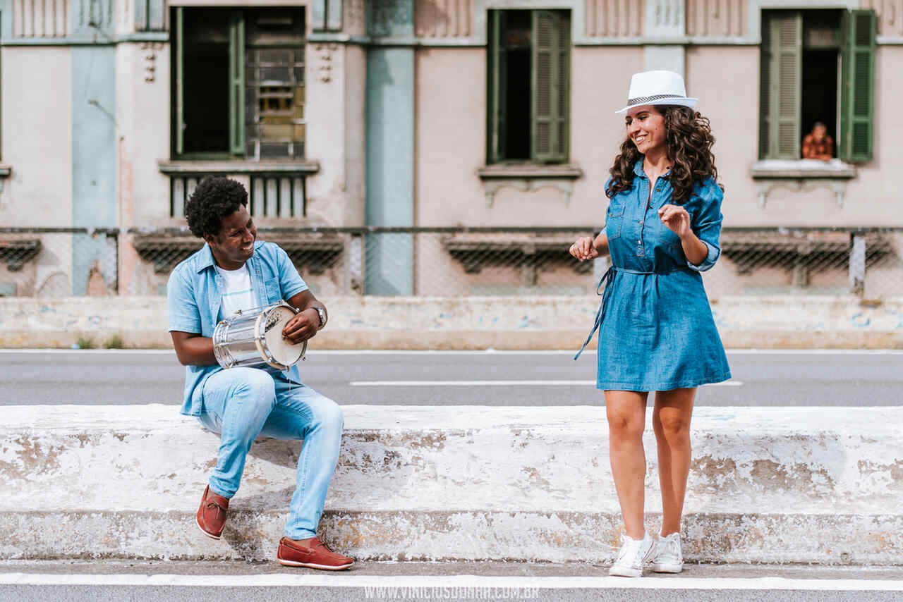 casal dançando samba em pré-wedding urbano