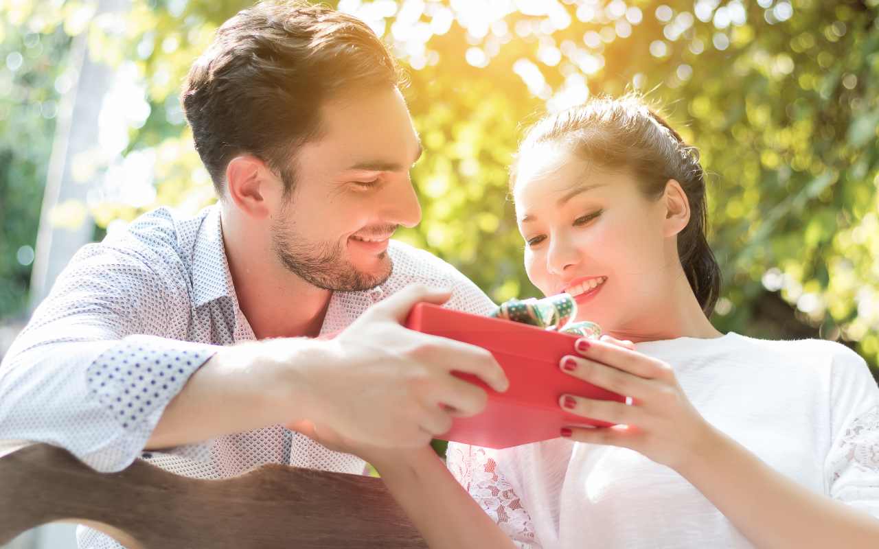 homem dando presente de aniversário de casamento para esposa