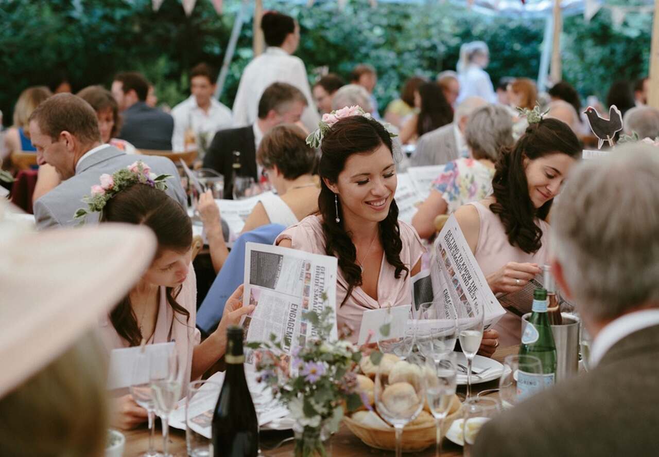 convidados na recepção de casamento durante o dia