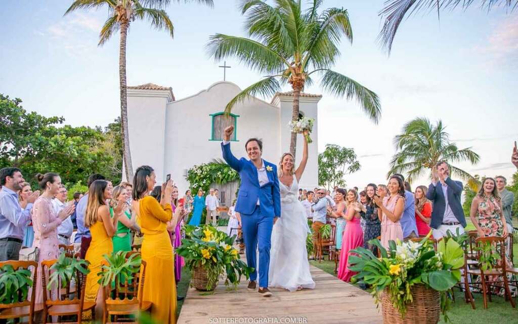 saída dos noivos em casamento ao ar livre em trancoso