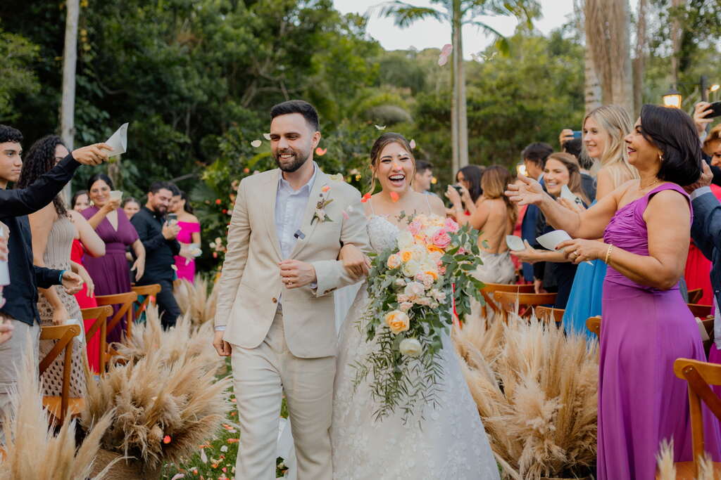 Saída dos noivos em casamento ar livre