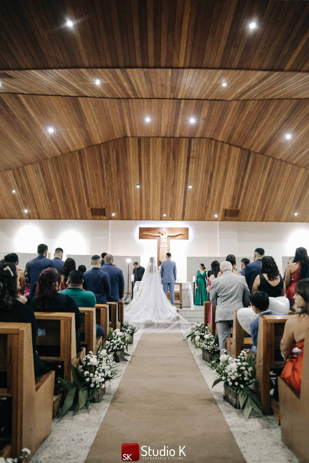 noivos no casamento na igreja