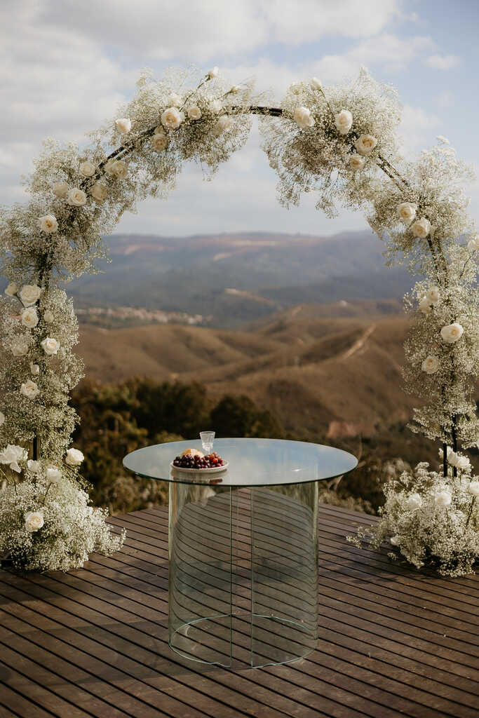 altar minimalista com vista para as montanhas