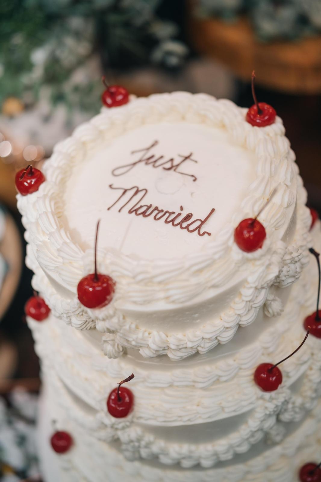 mesa com bolo de casamento vintage tendência 2024