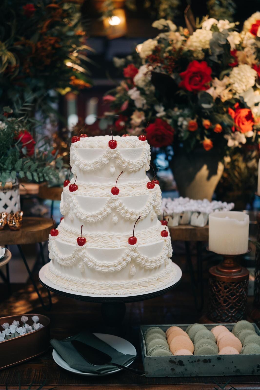 mesa com bolo de casamento vintage tendência 2024