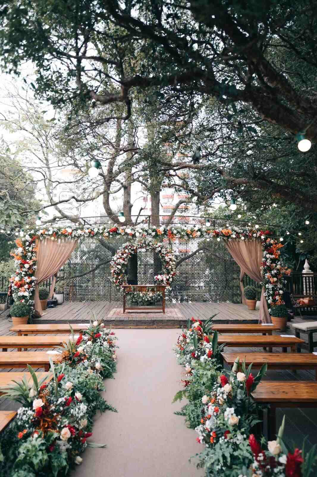 altar romântico com flores