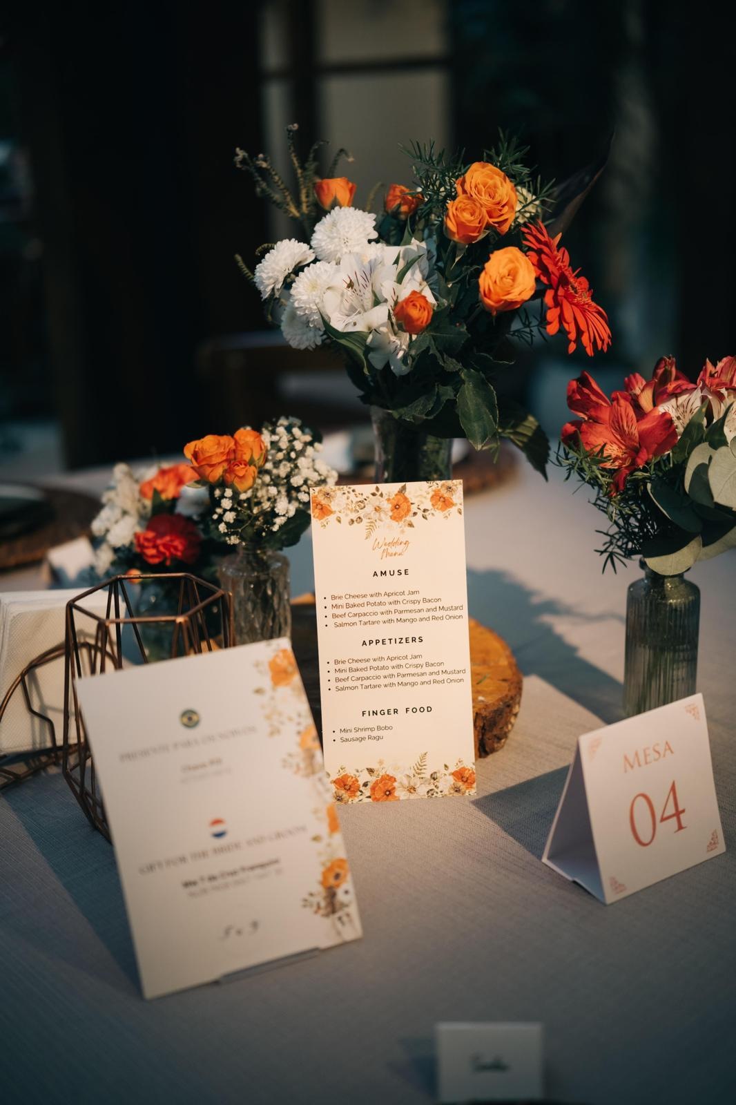 papelaria de casamento branco e laranja