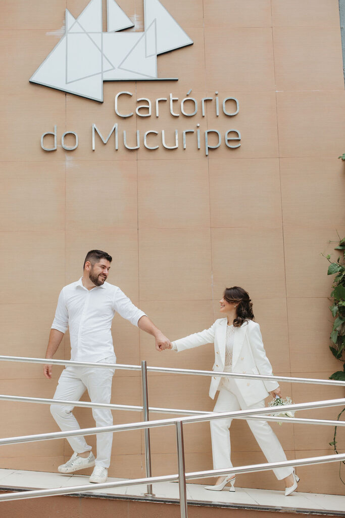 casal de mãos dadas na frente de cartorio