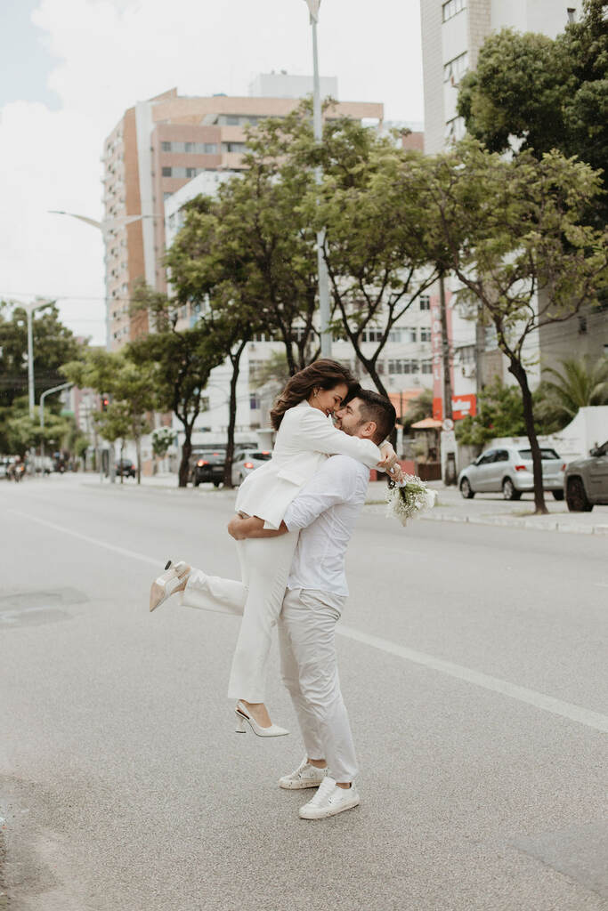 noivos se beijando na rua