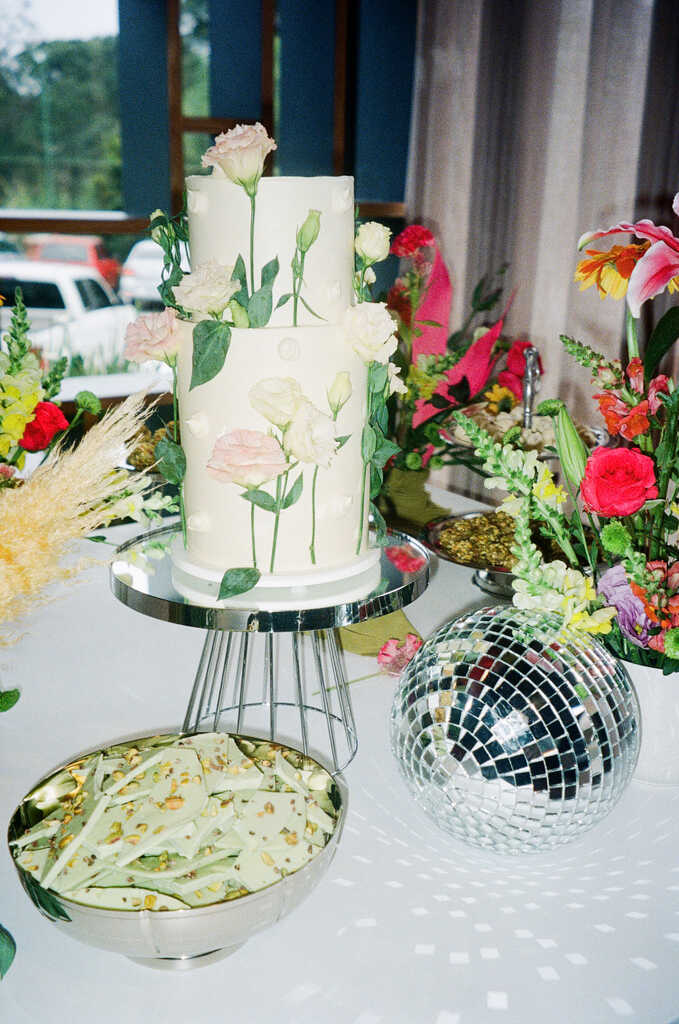 mesa com bolo de casamento