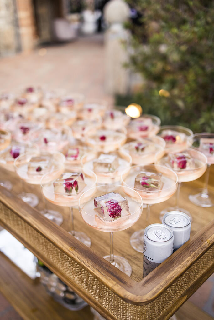 bebidas com flores cor de rosa