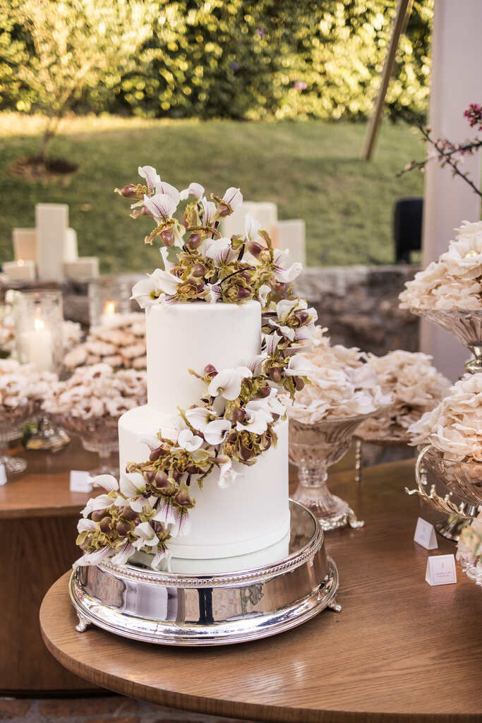 bolo de casamento com flores no topo