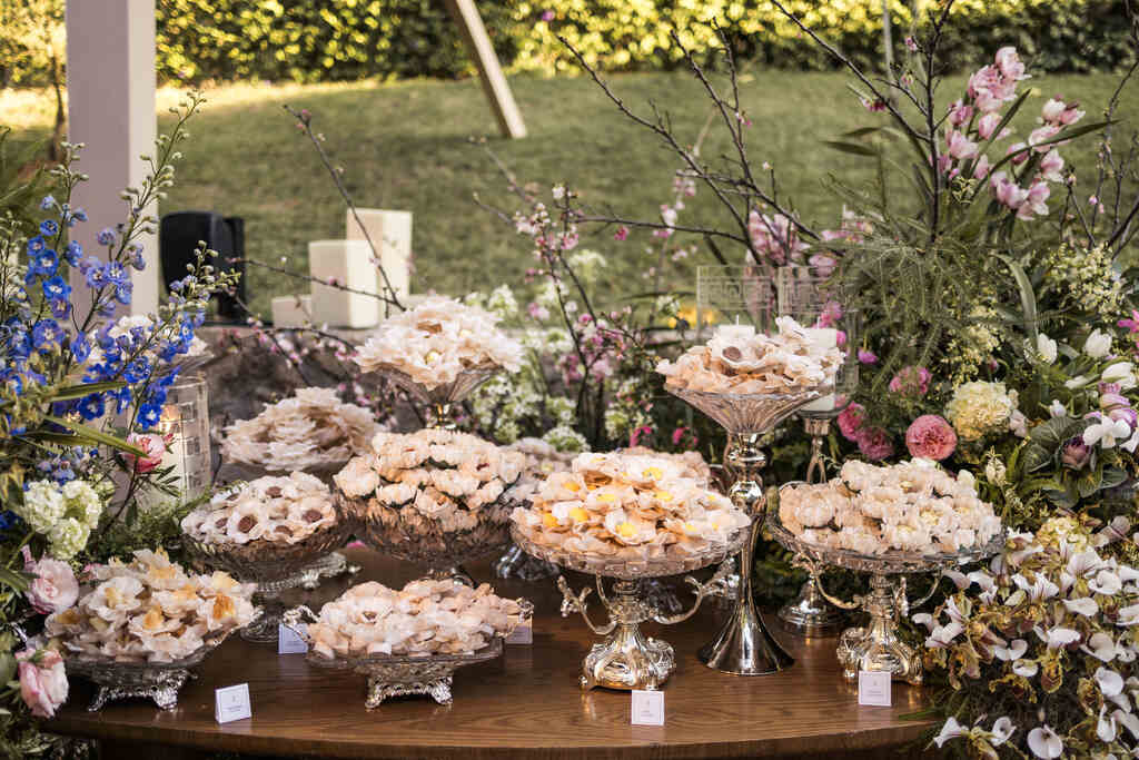 mesa com doces decorado com flores